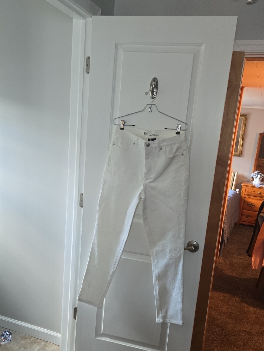 DG2 by Diane Gilman White Straight Leg Jeans